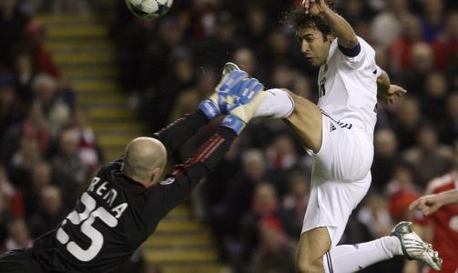 PINLIG: Raul innr�mmer at Real Madrid lider. Foto: REUTERS