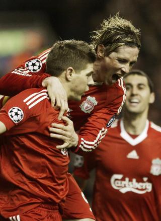 HERJET: Steven Gerrard scoret to og Fernando Torres puttet ett mot hans gamle rivaler fra tida i Atletico Madrid. Foto: REUTERS