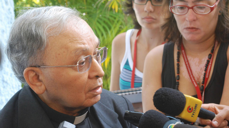 LYSER I BANN: Erkebiskop Jose Cardoso Sobrinho forklarer media hvorfor den voldtatte ni�ringens mor og legeteamet som utf�rte aborten er bannlyst. Foto:  AFP PHOTO/Alexandre Gondim