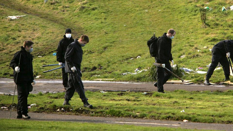 GRANSKER �STEDET: Politiet finkjemmer omr�det der Stephen Carroll (48) ble drept. Foto: EPA/SCANPIX