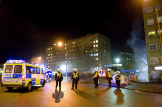 POLITI: Vinteren 2008 opplevde bydelen flere sammenst�t mellom undommer og politiet.
Politistyrker fra b�de Stockholm og G�teborg var fredag ankom bydelen Roseng�rd i Malm� for � dempe urolighetene.
Foto: Simeon Og�n / SCANPIX