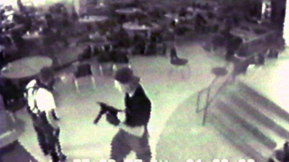 COLUMBINE HIGH: To gutter skj�t og drepte tolv elever og en l�rer f�r de tok liver av seg selv. Foto: AP/SCANPIX