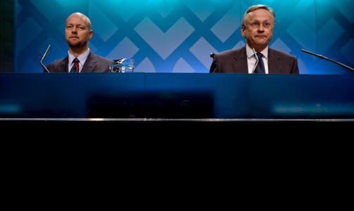 D�RLIGE RESULTATER: 
Direkt�r i Statens pensjonsfond - Utlandet, Oljefondet , Yngve Slyngstad (t.v.), og direkt�r i Norges Bank, Svein Gjedrem,  presenterte resulatet for Ojefondet for 2008 p� en pressekonferanse i Oslo onsdag. Fondet hadde en verditap p� 633 milliarder kroner i fjor. 
Foto: Cornelius Poppe / SCANPIX