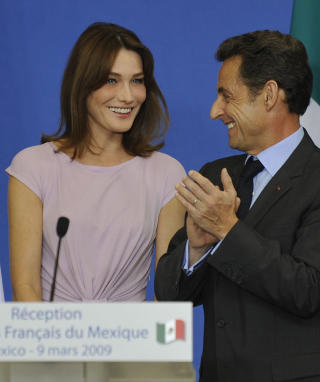 KOMMER SARKOZY? Den franske presidenten er blant dem som vurderer en norgestur. Her med kona Carla Bruni. AFP PHOTO / GERARD CERLES