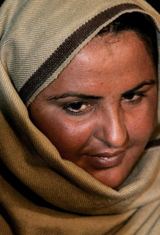 BLE GRUPPEVOLDTATT: Pakistanske Mukhtaran Mai har f�tt oppmerksomhet for sin kamp for kvinners rettigheter i Pakistan etter at hun ble gruppevoldtatt som straff. Foto: REUTERS/Franck Prevel
