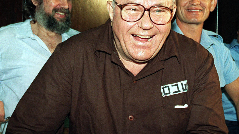 MISTENKT NAZI:  John Demjanjuk ble l�slatt av israelsk h�yesterett p� grunn av manglende bevis i 1993. N� har imidlertid Tyskland utstedt en arrestordre p� mannen de mistenker for � v�re �Ivan den grusomme�. Foto: Scanpix