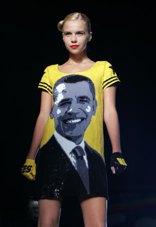 OBAMA-FASHION En av Castelbajac tidligere kreasjoner, fra en motevisning i oktober. AFP PHOTO/ LOUISA GOULIAMAKI