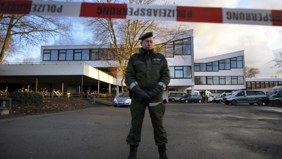 HAR SKREVET BREV: Foreldrene og lilles�steren til Tim Kretschmer har skrevet brev til de p�r�rende etter massakren som startet p� Albertville skole i  Winnenden. Foto: AFP PHOTO    DDP / SASCHA SCHUERMANN