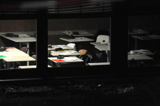 R�MTE KLASSEROMMENE: I klasserommene ligger elevenes saker etterlatt. Foto: �ISTEIN NORUM MONSEN