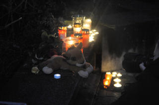 LYS OG KOSEDYR: Mange har lagt ned lys og kosedyr for � hedre ofrene etter dagens tragedie. Foto: �ISTEIN NORUM MONSEN