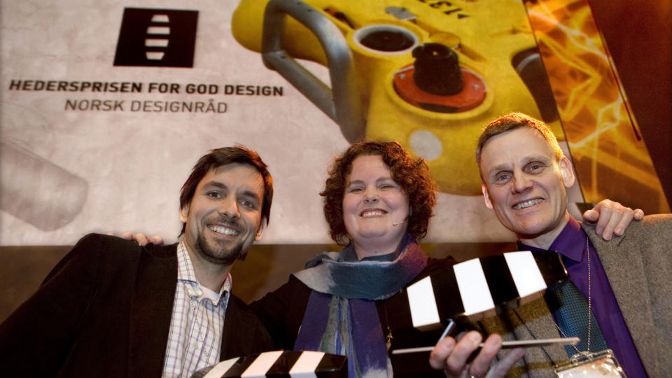 DELTE UT PRIS: Statsr�d Sylvia Brustad delte ut Hedersprisen for god design i kveld. Her sammen med Nenad Pavel (t.v.), industridesigner i Abyssus Marine Services, og Fredrik N�s, teknisk manager i SeaBed Geophysical. De vant for dypvannssensoren p� bildet i bakgrunnen. Foto: NORSK DESIGNR�D / JOHNNY SYVERSEN