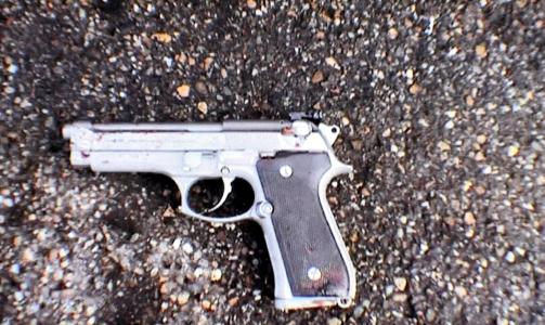 DRAPSV�PENET:  Tim Kretschmer (17) stjal dette automatv�penet, sannsynligvis en 9 mm Beretta, fra foreldrenes soverom. Foto: SCANPIX