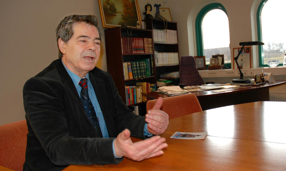VIL H�RE HVA FRP HAR � SI: Direkt�r Bejzat Becirov ved Islamic Center er bekymret over ungdommene i bydelen Roseng�rd, men mener sosiale problemer er �rsaken og avviser noen form for sharialov. N� vil han h�re hva Frp mener er l�sningen p� integreringsproblemene. Foto: Eiliv Frich Flydal