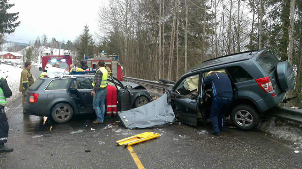 KOLLISJON: To biler kolliderte ved Hof i Vestfold. MMS-foto: Dagbladet.no-tipser