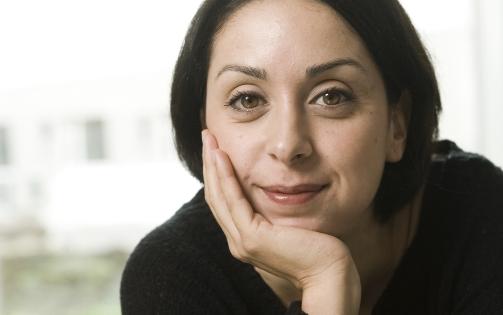 JOBBER MED MINORITETER: Dansk-arabiske Kristina Abu-Khader Aamand g�r foran for � �pne opp til diskusjon omkring tabuer blant minoritetsdansker. Foto: Peter Clausen
