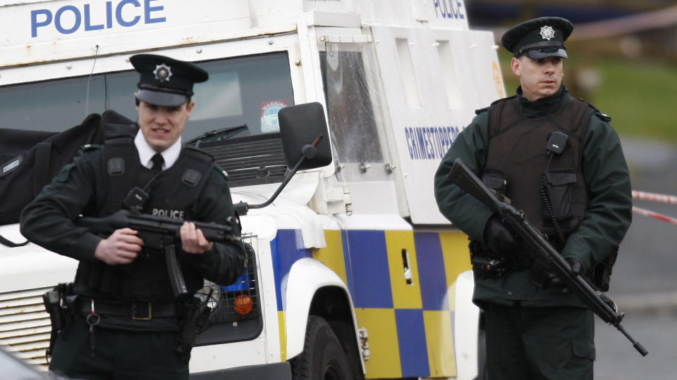 FRYKTER BOMBE: Etterretningstjenesten i Nord-Irland skal ha avdekket planer om � smugle en bombe inn i landet. Etter drapene p� to britiske soldater og en politimann har det blitt betydelig st�rre tilstedev�relse av politifolk. Foto: PETER MORRISON/AP/SCANPIX