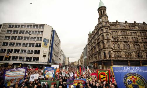 FREDELIGE DEMONSTRASJONER: Over hele Nord-Irland ble det gjennomf�rt markeringer onsdag mot drapene p� to soldater og en politimann.  Foto: REUTERS/SCANPIX