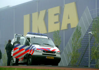 ANDRE GANG: I 2002 ble det plassert eksplosiver i flere Ikea-butikker i Nederland. I dag kom det trusler mot et kj�pesenter der det ogs� finnes en Ikea. Foto: AP Photo/SCANPIX