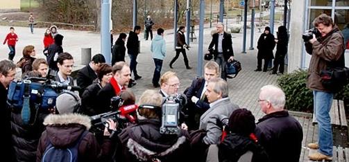 STORT OPPBUD: Mange svenske medier fulgte ogs� med da Frp-delegasjonen bes�te barneskolen i Roseng�rd.