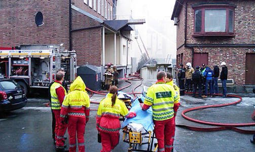 EVAKUERER: 18 personer skal v�re evakuert fra byg�rden. MMS-foto: TOM E. �STHUUS