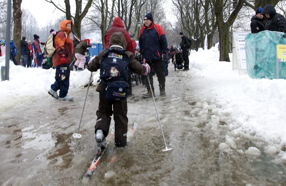V�TT OG HVITT: Det var v�t sn� og kladdef�re under Barnas Holmenkolldag i Frognerparken s�ndag, men om tre uker kan all sn�en v�re vekk - p� �stlandet. Foto: Bj�rn Sigurds�n / SCANPIX