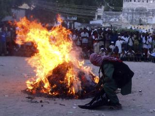 BRANT MARIJUANA: Al-Shabab brant marijuana foran en forsamling i Qoryoley i Shabelle-regionen i desember i fjor. Foto: AP/Mohamed Sheikh Nor