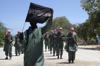 OPPTRENING AV MEDLEMMER: Her driver al-Shabab v�pentrening i utkanten av Mogadishu. Bildet er fra november i fjor. Volden i Somalia har drept rundt 10 000 sivile siden 2007. Mer enn en million er tvunget p� flukt. Foto: REUTERS/Mowlid Abdi