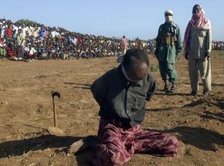 D�DSDOM: Al-Shabab gj�r klar til offentlig henrettelse i Bulo Marer i Somalia. Ali Hussein ble skutt i desember i fjor. Foto: AP/ Mohamed Sheikh Nor