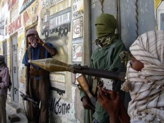 REKRUTTERER MED TVANG OG PENGER: Al-Shabab har vokst ved at somaliere i utlandet har reist til Somalia for � kjempe for dem. Dette bildet er fra Mogadishu 27. desember i fjor. Sammenst�t mellom to rivaliserende islamistgrupper hadde drept minst 10 mennesker. Foto: AP/Farah Abdi Warsameh