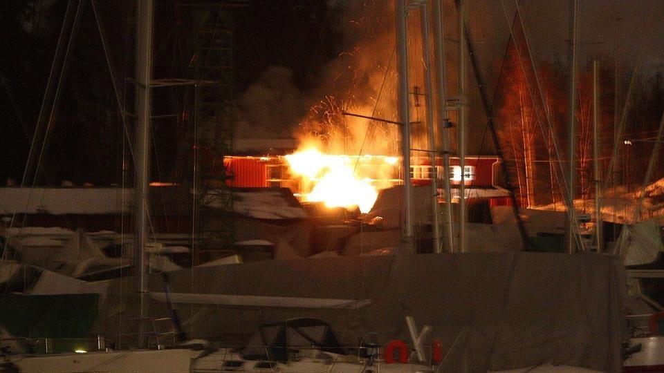 BRANT I B�THAVN: Et bygg brant i natt i Killingen b�thavn p� Bygd�y. Politiet utelukker ikke at det kan ha sammenheng med de seks brannene som har v�rt p� Bygd�y i l�pet av kort tid. Foto: ANDRE OLSTAD/FIRST FOTO