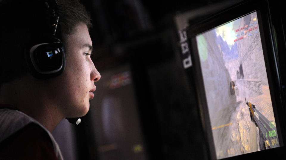 KONKURRANSESPORT: Nok en gang er skytespillet �Counter-Strike�, et av de mest brukte spillene i internasjonal e-sport, l�selig koblet til en skoleskyting. Foto: AFP PHOTO  DDP/ SASCHA SCHUERMANN