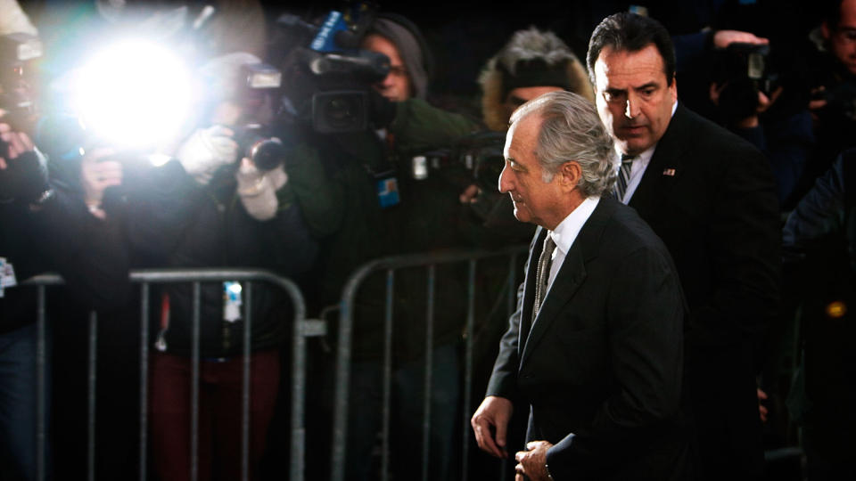 ANGRER: Den bedrageritiltalte finansmannen Bernard Madoff risikerer 150 �rs fengsel for blant annet svindel og hvitvasking. Madoff erkl�rte seg skyldig i hele tiltalen i retten torsdag. Foto: Chris Hondros/Getty Images/AFP