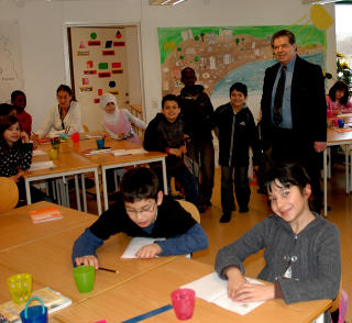 STOLT: P� friskolen tilknyttet moskeen Islamic Center kommer 250 elever daglig. Onsdag var det naturfag med kroppen som tema. Moskedirekt�ren (bakerst til h�yre) er stolt over elevene og skolen han har bygd opp. 80 prosent av de ansatte ved moskeen er ikke-muslimer.