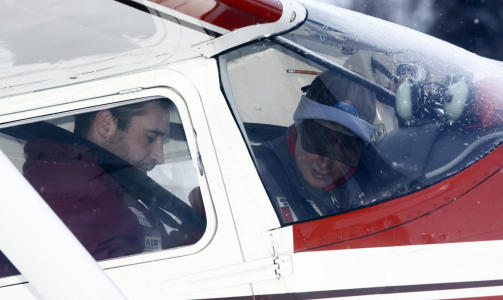 TIL SYKEHUS: Her blir Bj�rnar Andersen fl�yet til sykehus. Foto: AP
