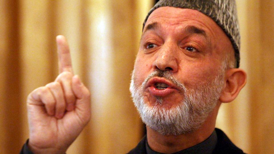 BOMBET SIVILE:  Afghanistans president Hamid Karzai er kritisk til USAs bruk av bomber mot m�l inne i Afghanisthan.  Foto: SCANPIX/EPA/S. SABAWOON