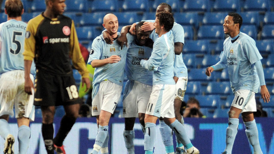 T�FF HJEMMEKAMP: Aalborg f�r det t�ft om ei uke, etter at de tapte 2-0 mot Manchester City. Foto: AFP