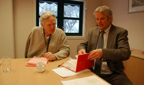 POLITIANMELDER: Anders Heyerdahl og advokat Yngve B. Nadheim mener det er strafferettslig grunnlag for � anmelde Nav for tjenestefors�mmelse. Foto: Asle Hansen