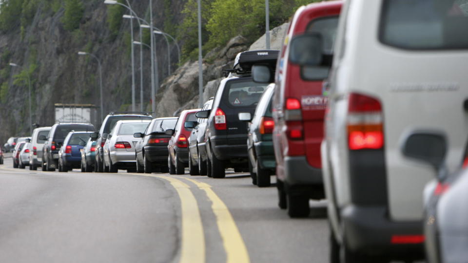 EVIG K�: Det er ikke akkurat flyt i trafikken inn mot Oslo p� en mandag morgen. Mange er spent p� om regjeringen n� tar et skikkelig grep om jernbanenettet rundt hovedstaden slik at belastningen p� veiene kan bli mindre. Foto: Erik Johansen/Scanipx