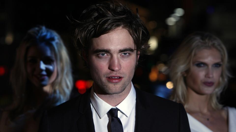BLEK MEN FATTET: Her ankommer Robert Pattinson London-premieren p� �Twilight� i desember ifjor. (AP Photo/Alastair Grant)