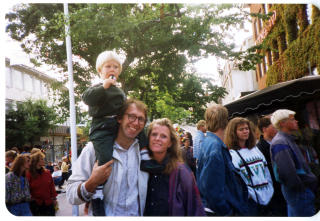 Gjenganger: Kona Lottelise har slekt i rosebyen, og familien drar stadig vekk til Molde. Her p� Jazzfestivalen i 1992.
Carl-Erik med s�nnen Carl-Christian p� skuldrene.