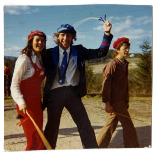 Russeformann: Carl-Erik og russestyrekollega Astrid
Versto feirer avgangen ved B� Landsgymnas 17. mai 1973.
Lite visste de da at begge en dag skulle jobbe p� Slottet.