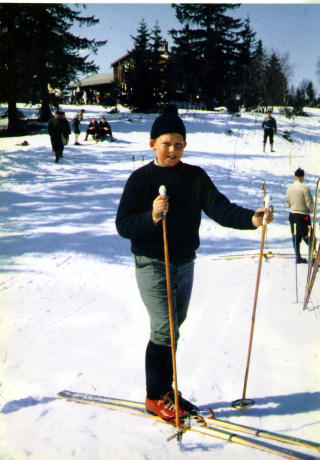 Gutten p� tur: Carl-Erik var stadig � observere i l�ypa da
foreldrene drev Kikutstua i Nordmarka tidlig p�
60-tallet. Her som 11-�ring. Foto: Knut Eidem