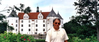 Reportasjetur: Foran Schloss Gl�ckburg i Tyskland,
hvor den norske kongefamilien har familienavnet sitt fra.
Kong Haakons bestefar, Christian IX, ble f�dt her.