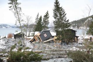 FLERE HUS TATT: Seks hus skal v�re tatt av raset. Foto: MARTIN H�GENSEN