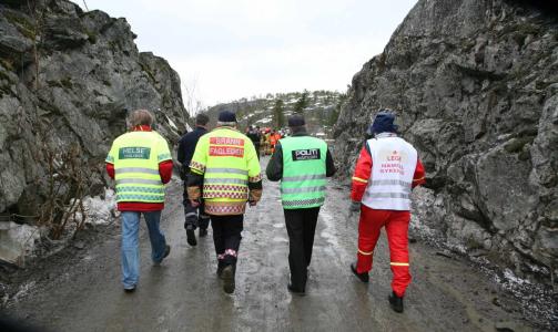 KATASTROFEALARM: Politi, redningsmannskaper og helikopter er p� stedet. Foto: MARTIN H�GENSEN