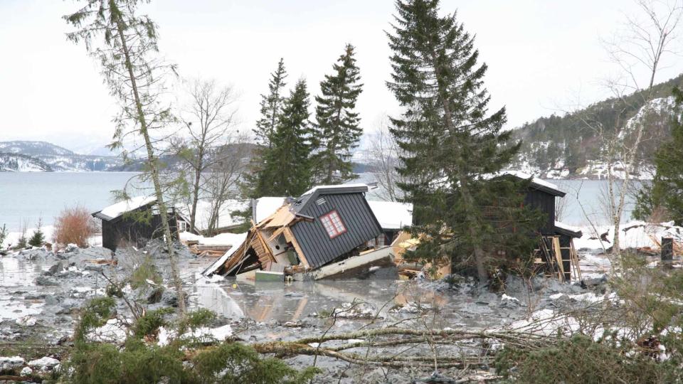 KJEMPERAS: Slik s� det ut da seks hus ble tatt av leirras p� Gullhomstranda i Namsos i dag.  Foto: MARTIN H�GENSEN