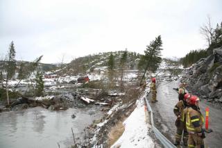 VEIEN SKULLE UTVIDES: I omr�det der raset gikk skulle veien f� et ekstra kj�refelt og fortau. Foto: Geir Haarberg / SCANPIX   lavoppl�selig