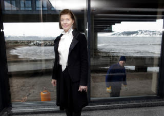 P� innsida: Det sies at Mille-Marie Treschow og hennes omgangskrets er det n�rmeste man kommer adel i Norge. En viss avstand er det i hvert fall tydeligvis mellom henne og arbeiderne i Larvik.