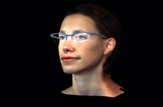 BRILLEFIN: Denne 3D-avfotograferte kvinnen tester forskjellige brillepar. Foto: EYETRONIC