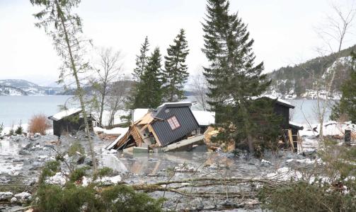 KAOS: Flere hus er tatt av et leirras i Namsos fredag. Det er uklart om det befant seg noen personer i husene. Foto: Martin H�gensen / SCANPIX